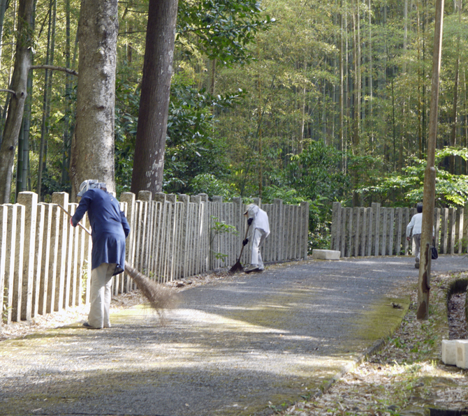 水無月お朔日、いきみ会様に 境内清掃奉仕を賜りました。
