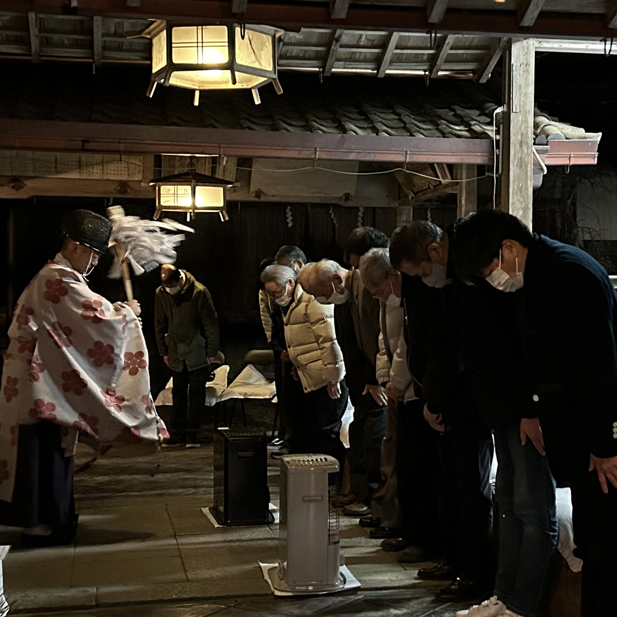 年越の大祓式に向け「人形・車形」を準備しました。