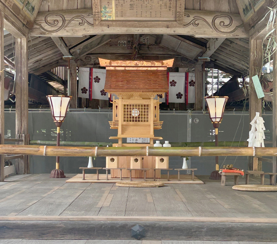 「本殿檜皮葺替保存修理事業」に着工しました。